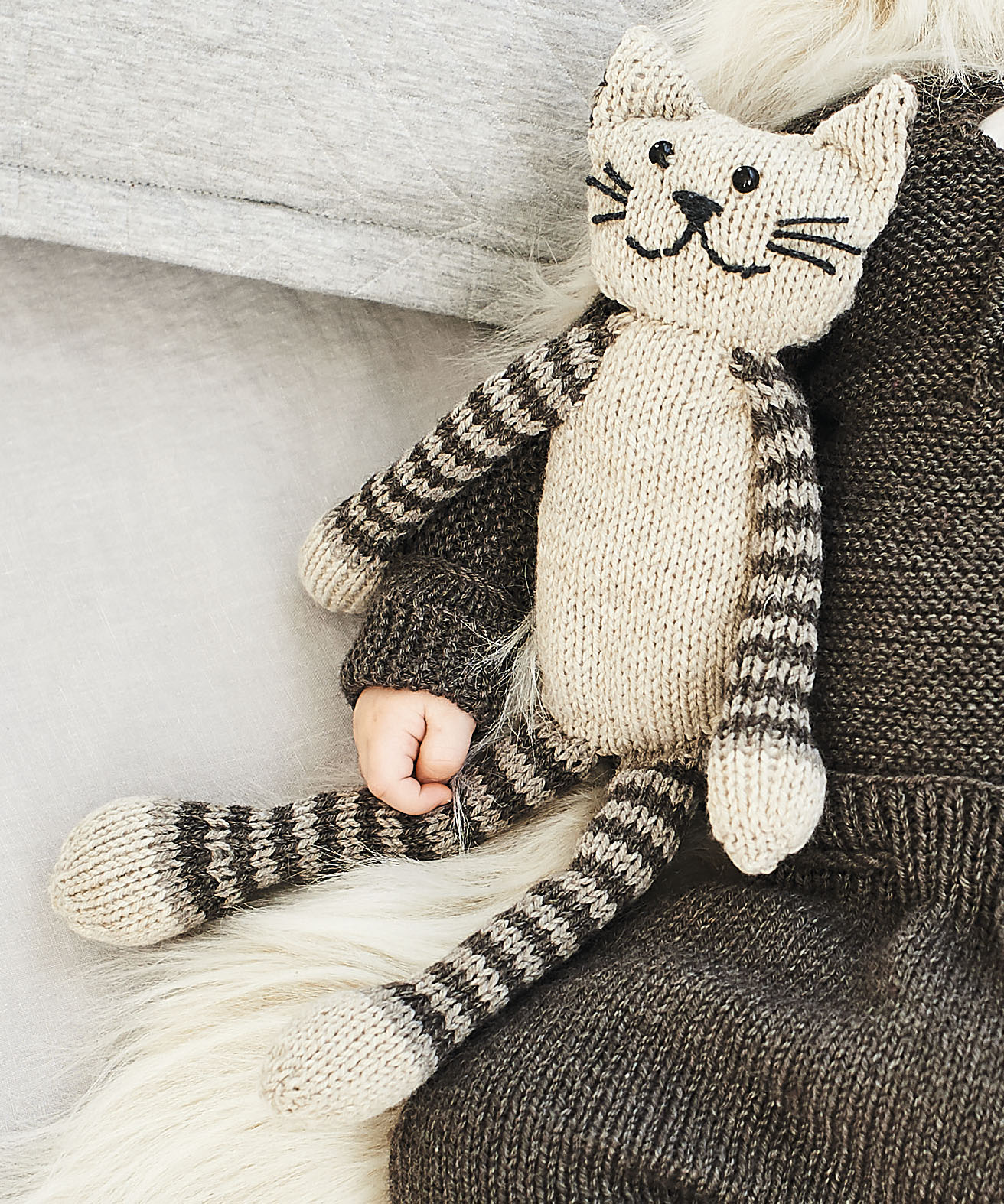 Кот с полосатыми лапками — схема вязания спицами с описанием на  BurdaStyle.ru
