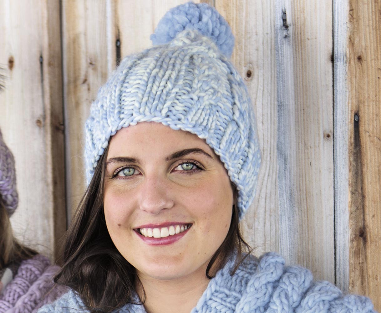 10 красивых вариантов тёплых шапкок с косами на спицах